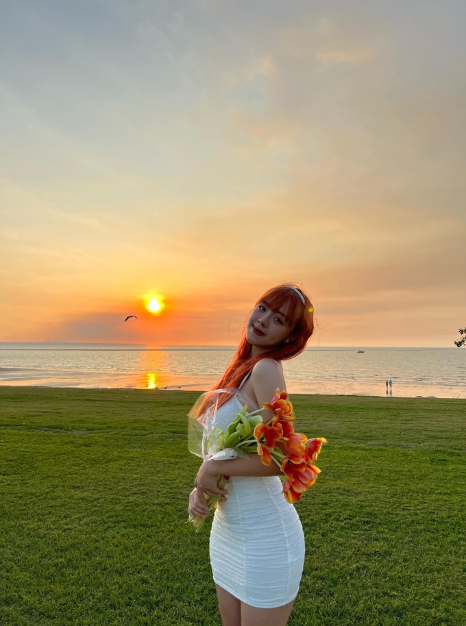 q114-2 Vừa về Việt Nam, MC Thảo Trang đã “đảo ngói”, lấy lại vẻ ngoan hiền: Vẫn nổi bật chẳng kém ở trời Tây q114 2