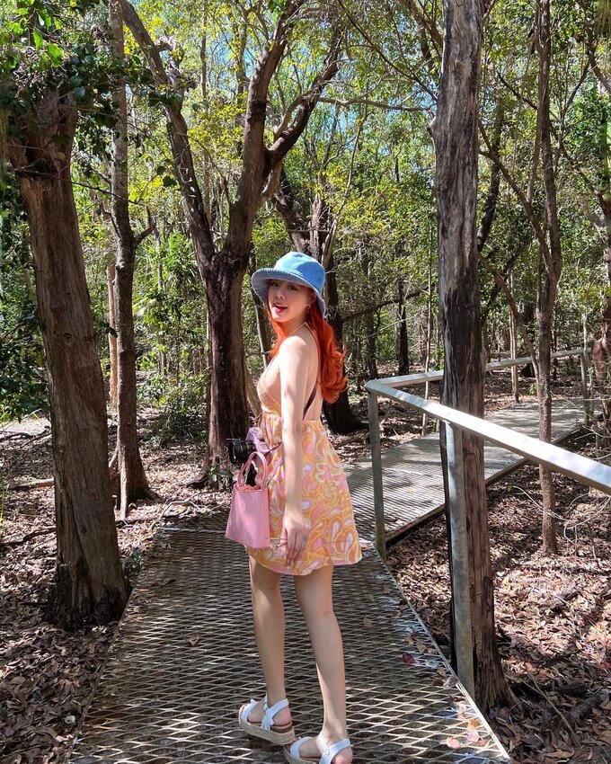 q114-3 Ngắm nhìn nữ MC Thảo Trang hóa “nàng tiên cá” ở Úc với mái tóc đỏ cực “cháy” q114 3