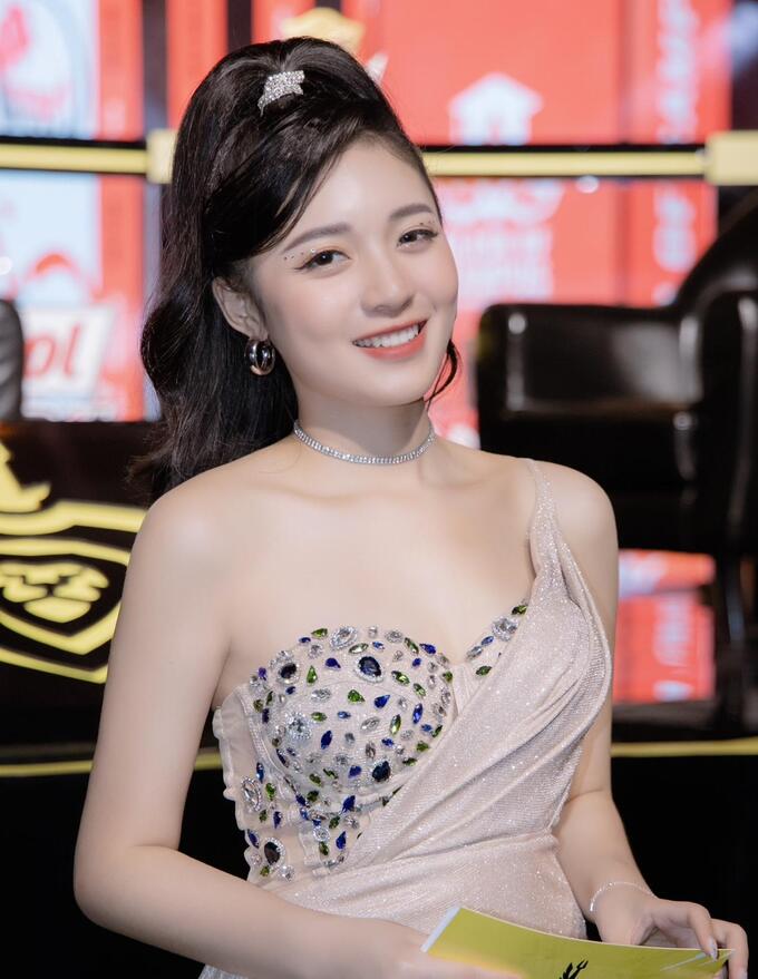 Chiều cao "3 mét bẻ đôi" nhưng MC Phương Thảo vẫn được khen ngợi bởi tỷ lệ cơ thể đẹp như tạc q13 7 2