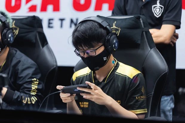 Đứng đầu top highlight Liên Quân thế giới, Yiwei lập tức đăng đàn "cà khịa" Lai Bâng cực gắt q16 11