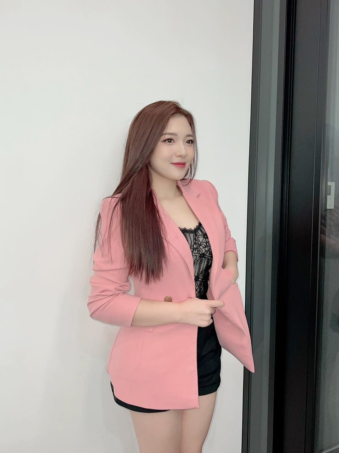 q216 Nữ MC Phương Thảo khoe sắc cực ấn tượng, khuấy động hậu trường ĐTDV Mùa Đông 2022 q216