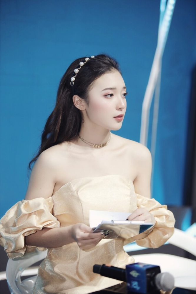 Chiều cao "3 mét bẻ đôi" nhưng MC Phương Thảo vẫn được khen ngợi bởi tỷ lệ cơ thể đẹp như tạc q23 7 2