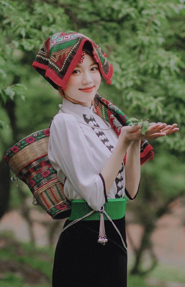 q27 Mèo Sao Hỏa khoe vẻ đẹp quyến rũ của “hot girl mặc váy dân tộc” đang gây sốt cộng đồng mạng q27