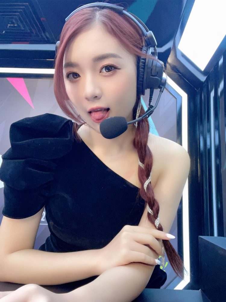 q31-8 MC Phương Thảo diện bộ váy đen khiến bao trái tim game thủ "rung động" q31 8