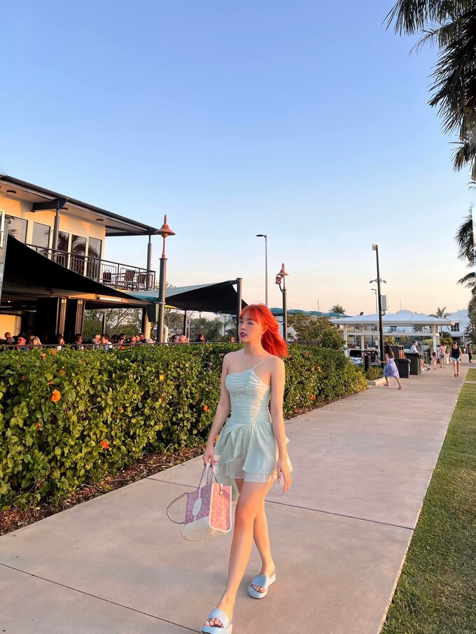 q312-2 Ngắm nhìn nữ MC Thảo Trang hóa “nàng tiên cá” ở Úc với mái tóc đỏ cực “cháy” q312 2