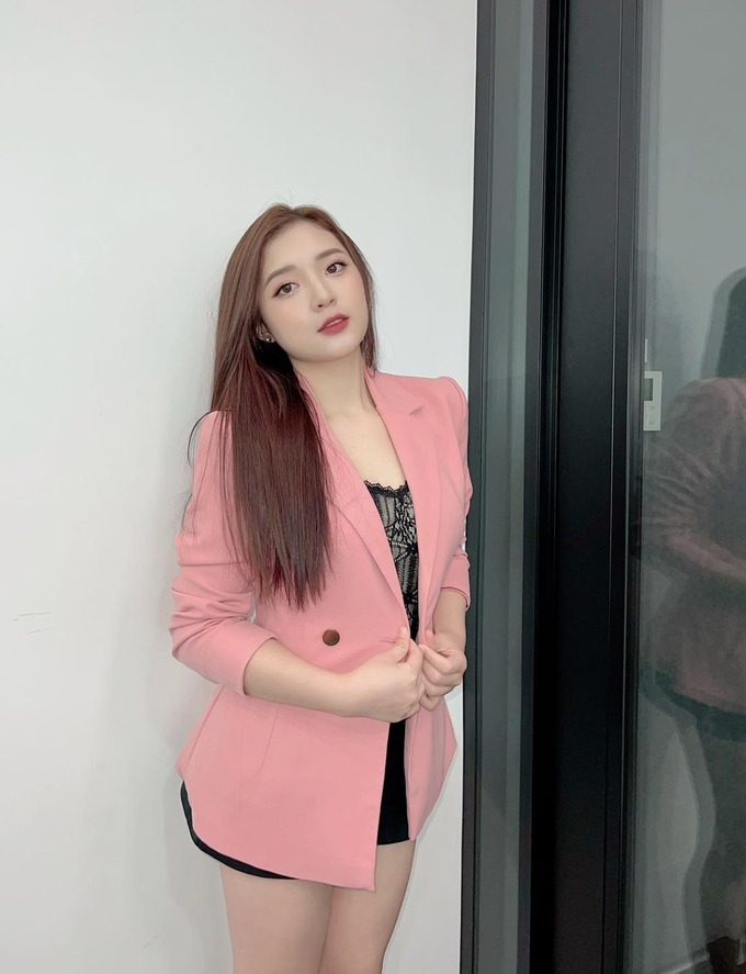 q316 Nữ MC Phương Thảo khoe sắc cực ấn tượng, khuấy động hậu trường ĐTDV Mùa Đông 2022 q316