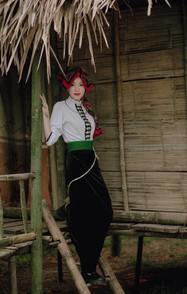 q35 Mèo Sao Hỏa khoe vẻ đẹp quyến rũ của “hot girl mặc váy dân tộc” đang gây sốt cộng đồng mạng q35