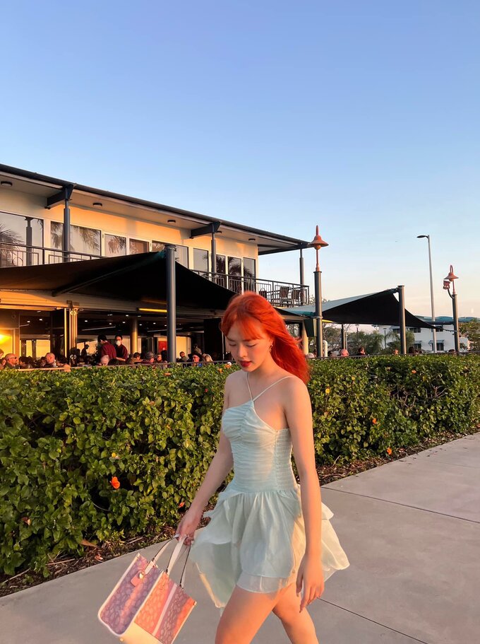 q412-1 Ngắm nhìn nữ MC Thảo Trang hóa “nàng tiên cá” ở Úc với mái tóc đỏ cực “cháy” q412 1