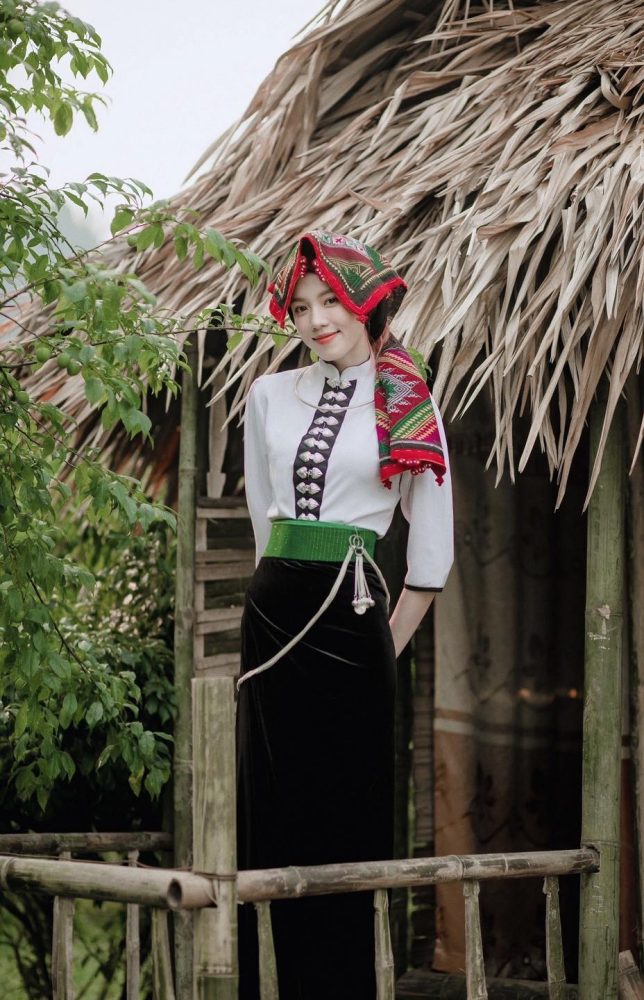 q45-2 Mèo Sao Hỏa khoe vẻ đẹp quyến rũ của “hot girl mặc váy dân tộc” đang gây sốt cộng đồng mạng q45 2