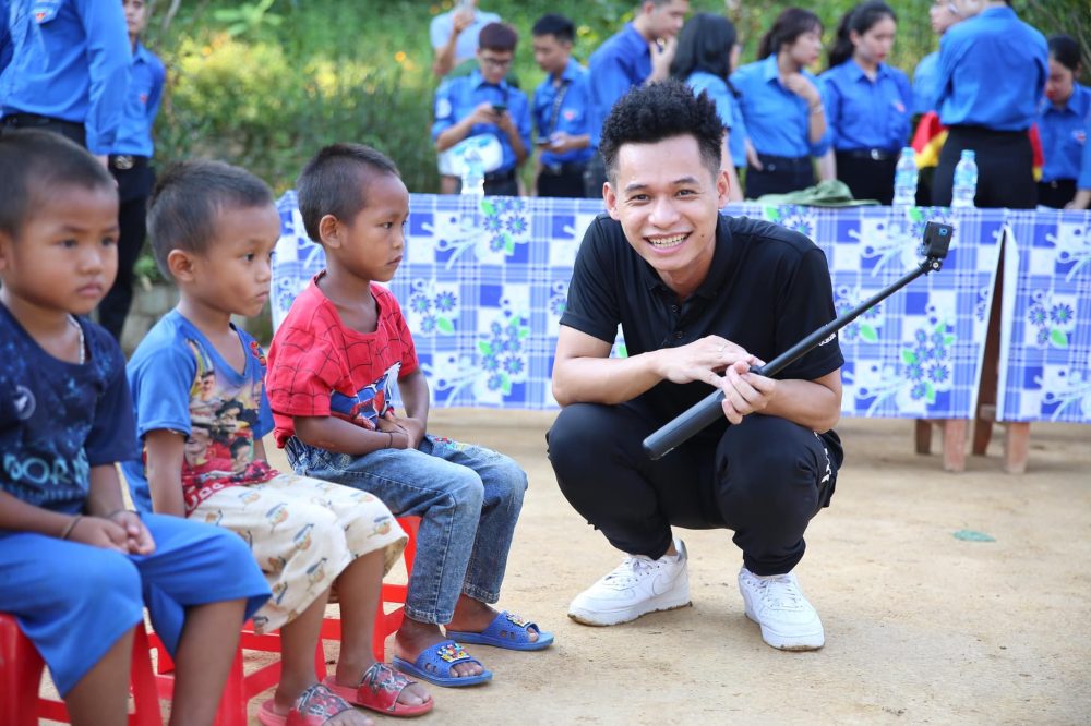 q5-9 Ngắm nhìn những hình ảnh đẹp của Độ Mixi khi làm từ thiện cho trẻ em vùng cao q5 9