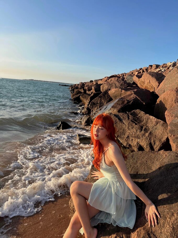 q510-1 Ngắm nhìn nữ MC Thảo Trang hóa “nàng tiên cá” ở Úc với mái tóc đỏ cực “cháy” q510 1