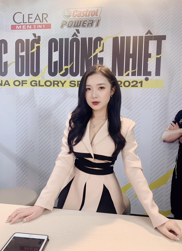 q512 Nữ MC Phương Thảo khoe sắc cực ấn tượng, khuấy động hậu trường ĐTDV Mùa Đông 2022 q512