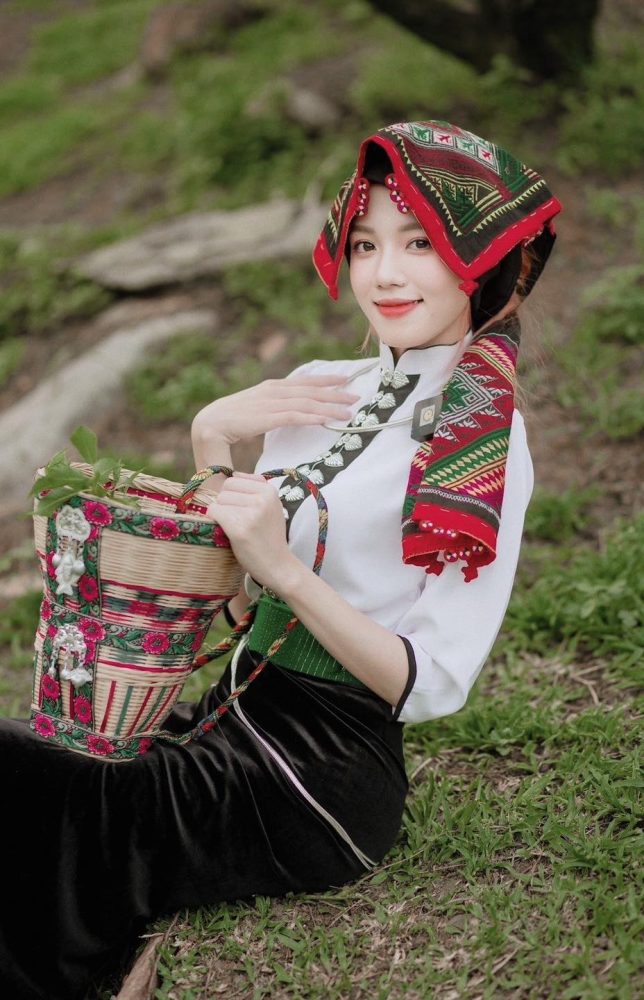 q54-1 Mèo Sao Hỏa khoe vẻ đẹp quyến rũ của “hot girl mặc váy dân tộc” đang gây sốt cộng đồng mạng q54 1