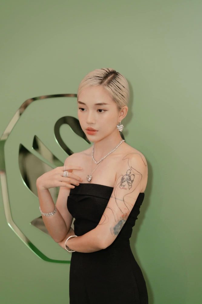 q6-3 Linh Ngọc Đàm đăng ảnh sở hữu góc nghiêng thần thánh cực thần thái q6 3