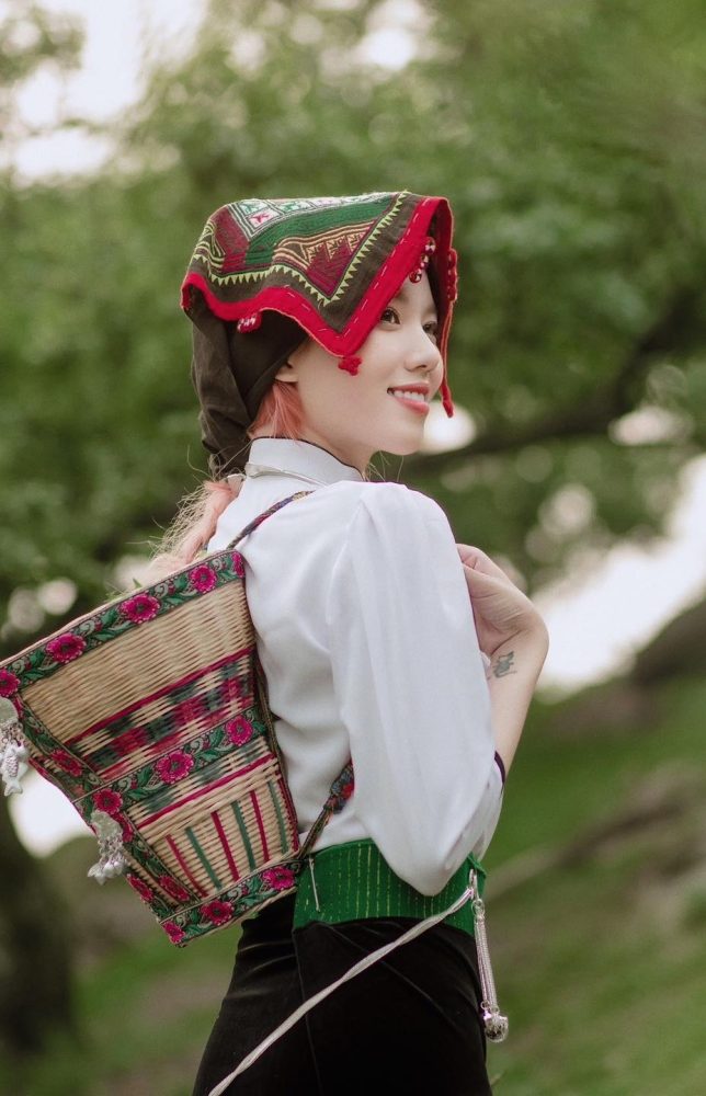 q62 Mèo Sao Hỏa khoe vẻ đẹp quyến rũ của “hot girl mặc váy dân tộc” đang gây sốt cộng đồng mạng q62