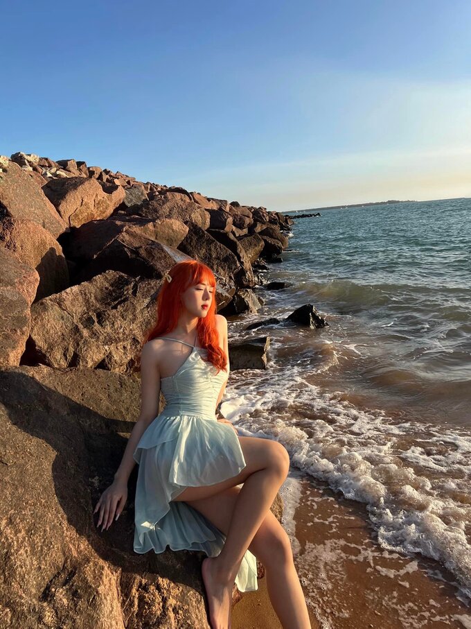 q68 Ngắm nhìn nữ MC Thảo Trang hóa “nàng tiên cá” ở Úc với mái tóc đỏ cực “cháy” q68