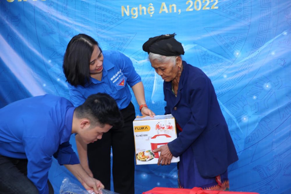 q7-4 Ngắm nhìn những hình ảnh đẹp của Độ Mixi khi làm từ thiện cho trẻ em vùng cao q7 4