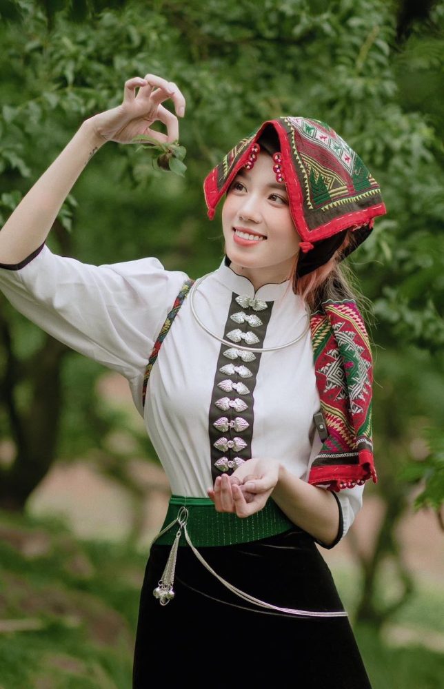 q72 Mèo Sao Hỏa khoe vẻ đẹp quyến rũ của “hot girl mặc váy dân tộc” đang gây sốt cộng đồng mạng q72