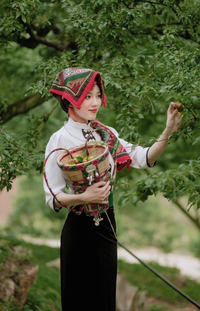 q8-1 Mèo Sao Hỏa khoe vẻ đẹp quyến rũ của “hot girl mặc váy dân tộc” đang gây sốt cộng đồng mạng q8 1