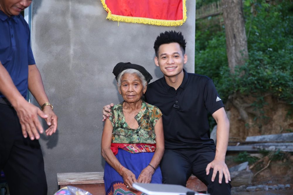 q8-2 Ngắm nhìn những hình ảnh đẹp của Độ Mixi khi làm từ thiện cho trẻ em vùng cao q8 2