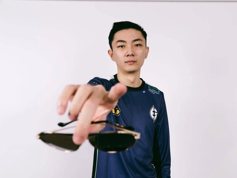 Từng phải quảng cáo cho tiệm nét để được chơi game miễn phí, chàng trai vươn lên kiếm hàng triệu đô - Ảnh 1. Từng phải quảng cáo cho tiệm nét để được chơi game miễn phí, chàng trai vươn lên kiếm hàng triệu đô - Ảnh 1.