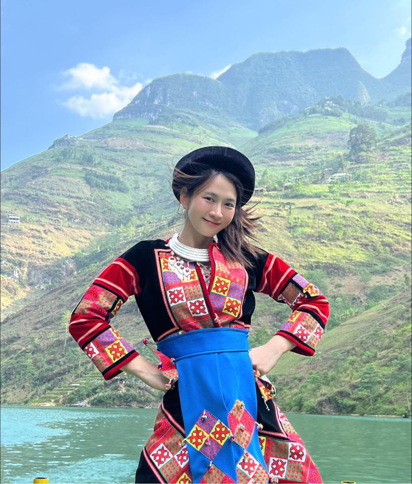 Lê Bống cực kỳ xinh đẹp trong bộ đồ dân tộc, kết hợp hoàn hảo giữa sắc đẹp và truyền thống văn hoá Việt rrr