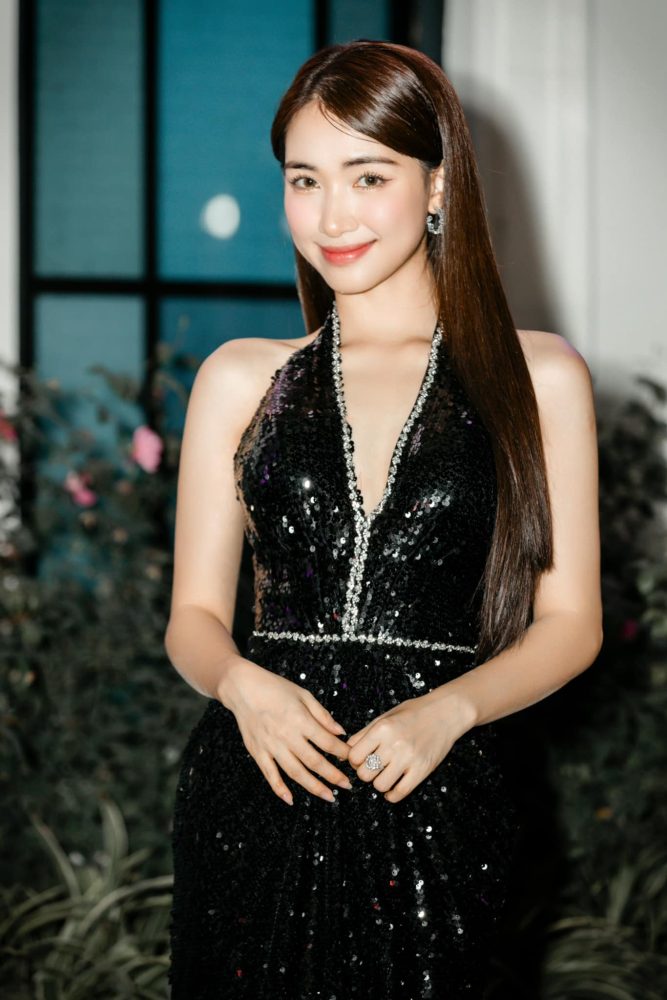 s1-3 Hòa Minzy trong bộ váy đen gợi cảm chiếm trọn spotlight s1 3
