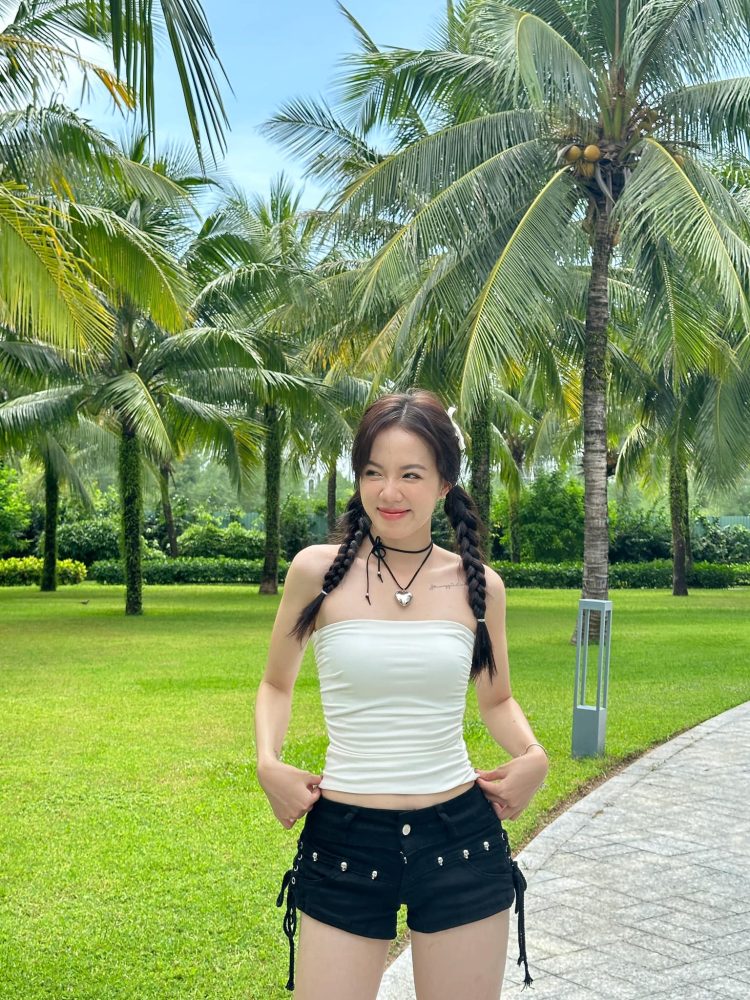 s11 Mèo Sao Hỏa đăng ảnh khoe dáng nuột, eo thon khiến cộng đồng mạng "đứng ngồi không yên" s11