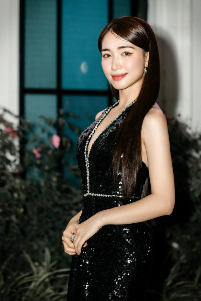 s2-3 Hòa Minzy trong bộ váy đen gợi cảm chiếm trọn spotlight s2 3