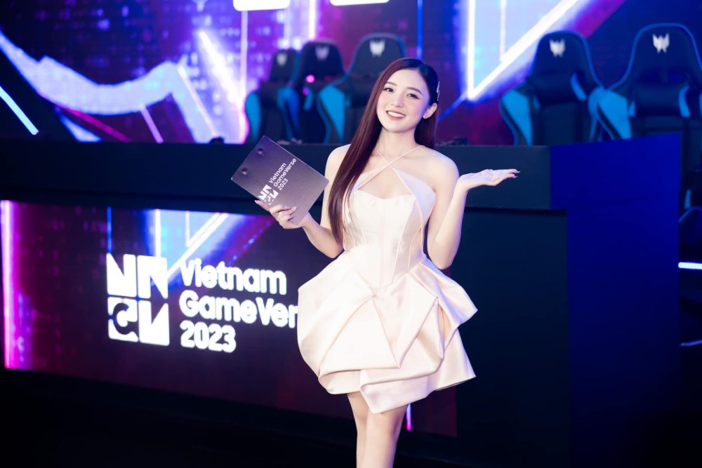 s53 MC Phương Thảo xinh đẹp cùng nụ cười rạng rỡ khiến trái tim dân mạng "xao xuyến" s53