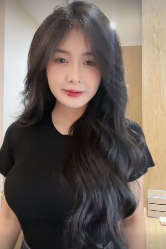 Quỳnh Alee xuất hiện với diện mạo khác lạ, fan nghi vấn có "hack" - Ảnh 2. Quỳnh Alee xuất hiện với diện mạo khác lạ, fan nghi vấn có "hack" - Ảnh 2.