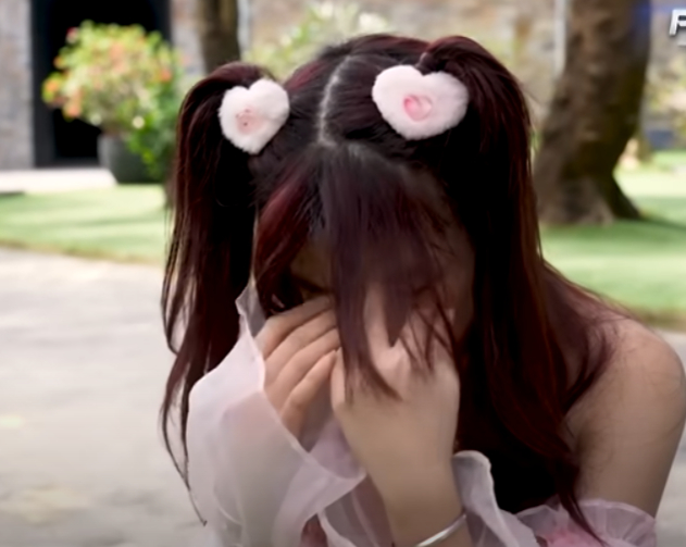 Mạnh dạn công khai tình cảm của mình, nữ TikToker nhận kết đắng ngắt, khóc "lụt" trên sóng - Ảnh 4.