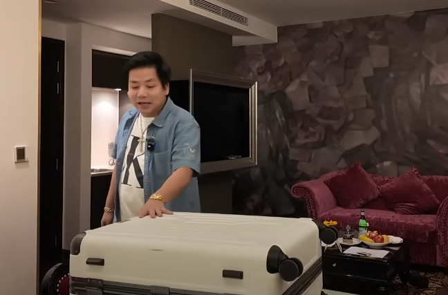 Khoa Pug mục sở thị hàng "bún chửi" khét tiếng, cố tình làm một việc nhưng không thành - Ảnh 1. Khoa Pug mục sở thị hàng "bún chửi" khét tiếng, cố tình làm một việc nhưng không thành - Ảnh 1.