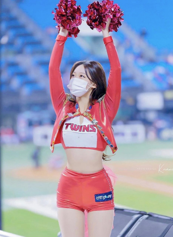 Đeo khẩu trang kín mít vẫn "gây sốt", diện mạo thật sự của hot girl khiến người xem thêm phần ngây ngất - Ảnh 2. Đeo khẩu trang kín mít vẫn "gây sốt", diện mạo thật sự của hot girl khiến người xem thêm phần ngây ngất - Ảnh 2.