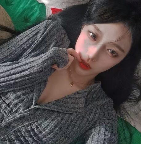 Tắt đèn chơi game lúc 3 giờ sáng, nữ streamer xinh đẹp khiến fan nam xót xa khi gặp "nghịch cảnh"- Ảnh 9. Tắt đèn chơi game lúc 3 giờ sáng, nữ streamer xinh đẹp khiến fan nam xót xa khi gặp "nghịch cảnh"- Ảnh 9.