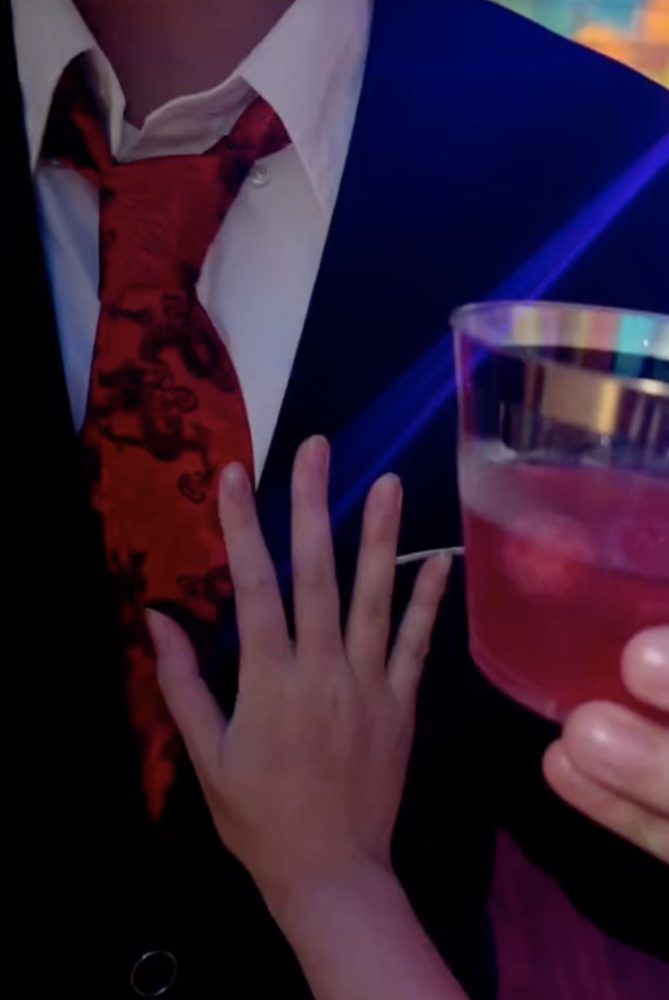 Nữ YouTuber Việt xuất hiện trên "thánh địa" quảng cáo Mỹ, dân tình tò mò ai "chống lưng"?- Ảnh 4. Nữ YouTuber Việt xuất hiện trên "thánh địa" quảng cáo Mỹ, dân tình tò mò ai "chống lưng"?- Ảnh 4.