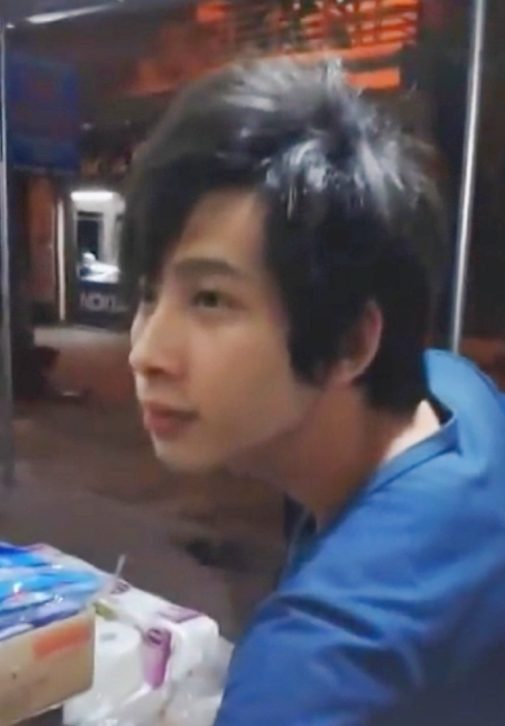 Huyền thoại "tỏ tình với em Hương" tái xuất mạng xã hội sau 10 năm - Ảnh 1. Huyền thoại "tỏ tình với em Hương" tái xuất mạng xã hội sau 10 năm - Ảnh 1.