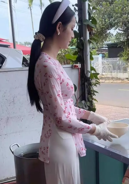 Diện đồ không trùng ngày nào, hot girl bún cá biến cửa hàng thành sàn diễn - Ảnh 2.