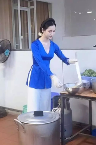 Diện đồ không trùng ngày nào, hot girl bún cá biến cửa hàng thành sàn diễn - Ảnh 4.