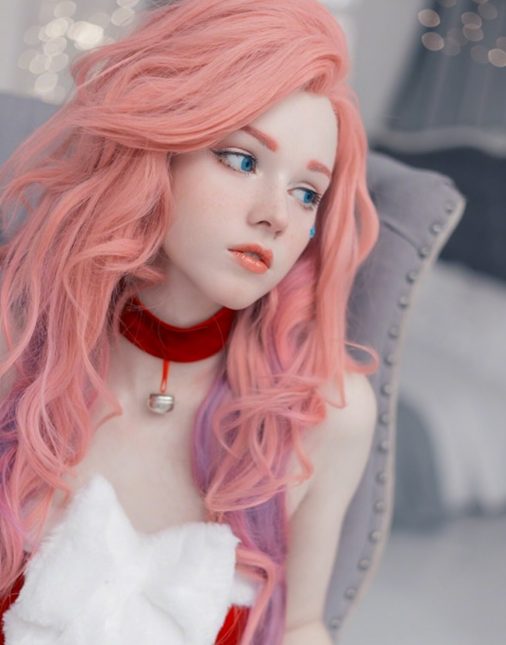 Cận cảnh nhan sắc Seraphine đu trend Giáng sinh muộn, dân tình vẫn "thả tim" mỏi tay - Ảnh 1.