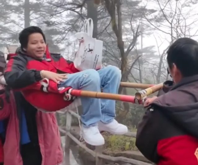 Bỏ 5 tỷ "độ" chân, Khoa Pug "xót của", không nỡ leo núi, phải dùng dịch vụ võng khiêng? - Ảnh 3. Bỏ 5 tỷ "độ" chân, Khoa Pug "xót của", không nỡ leo núi, phải dùng dịch vụ võng khiêng? - Ảnh 3.