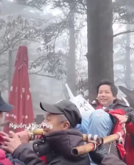 Bỏ 5 tỷ "độ" chân, Khoa Pug "xót của", không nỡ leo núi, phải dùng dịch vụ võng khiêng? - Ảnh 2. Bỏ 5 tỷ "độ" chân, Khoa Pug "xót của", không nỡ leo núi, phải dùng dịch vụ võng khiêng? - Ảnh 2.