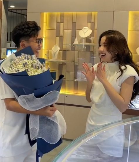 TikToker Huyền 2k4 được chồng thiếu gia chi bạo, tặng quà "khủng" ngày 8/3- Ảnh 1. TikToker Huyền 2k4 được chồng thiếu gia chi bạo, tặng quà "khủng" ngày 8/3- Ảnh 1.