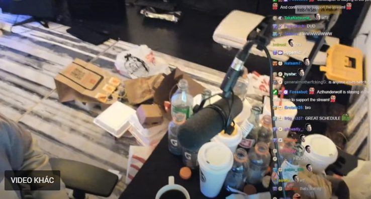 Công khai hậu trường làm việc, streamer nổi tiếng gây thất vọng vì 'ở bẩn' - Ảnh 2.
