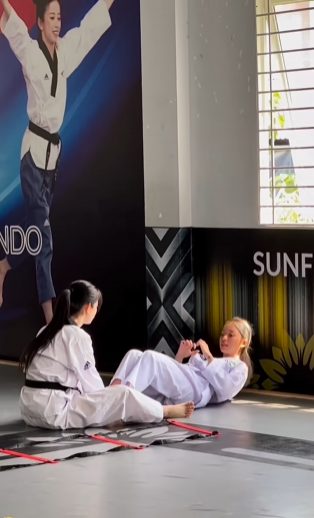 screenshot238-1679546468858757615951-1679559271717-16795592718951198026849 Linh Ngọc Đàm bái sư hoa khôi làng võ, diện trang phục lạ mắt nhất từ trước tới nay! screenshot238 1679546468858757615951 1679559271717 16795592718951198026849