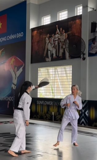 screenshot239-1679546468840250658597-1679559269388-1679559269515931067510 Linh Ngọc Đàm bái sư hoa khôi làng võ, diện trang phục lạ mắt nhất từ trước tới nay! screenshot239 1679546468840250658597 1679559269388 1679559269515931067510