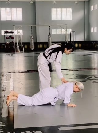 screenshot240-1679546468736575446077-1679559266591-16795592667791790202507 Linh Ngọc Đàm bái sư hoa khôi làng võ, diện trang phục lạ mắt nhất từ trước tới nay! screenshot240 1679546468736575446077 1679559266591 16795592667791790202507