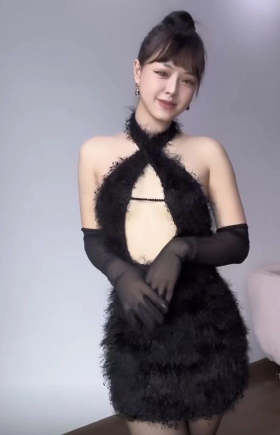 Hiếm khi lên đồ kiệm vải, 'bóng hồng từng quen' của PUBG Mobile 'hút view' screenshot343 1682583885292750531905 1682592029506 16825920295941799133009