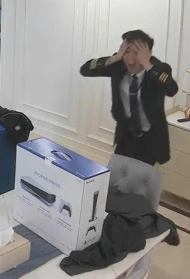 screenshot503-16493066386181721272021 Cô vợ tâm lý, lén mua PS5 tặng chồng, cộng đồng game thủ tỏ ra ghen tị với anh phi công may mắn screenshot503 16493066386181721272021