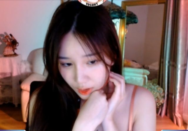 Sau content tự tung ảnh “lộ hàng”, nữ streamer xuất hiện trên sóng với mặt mộc nhợt nhạt, stress đến nỗi bỏ cả ăn - Ảnh 7. Sau content tự tung ảnh “lộ hàng”, nữ streamer xuất hiện trên sóng với mặt mộc nhợt nhạt, stress đến nỗi bỏ cả ăn - Ảnh 7.